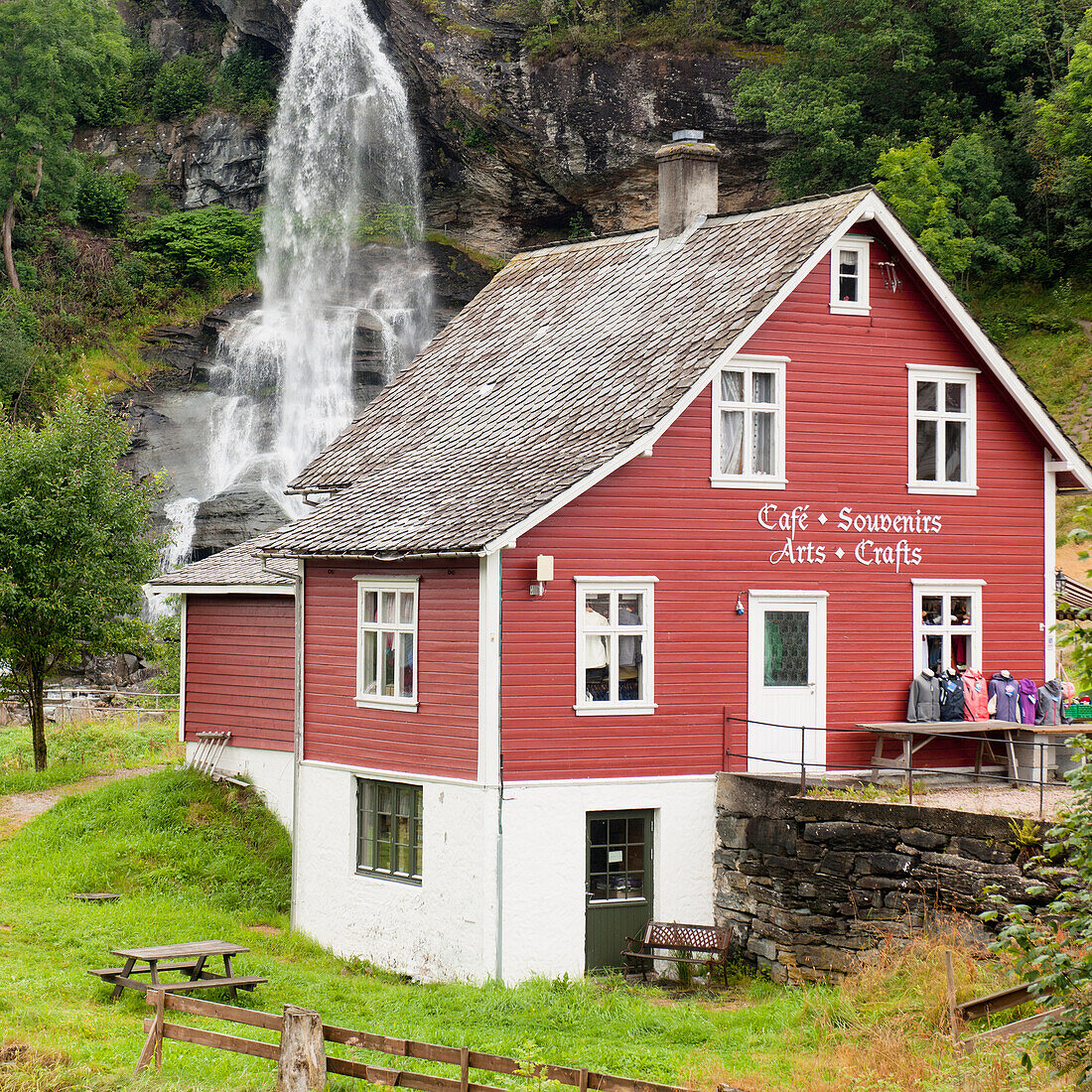 Ein Touristenladen mit einem Wasserfall dahinter; Hardangervidda Norwegen