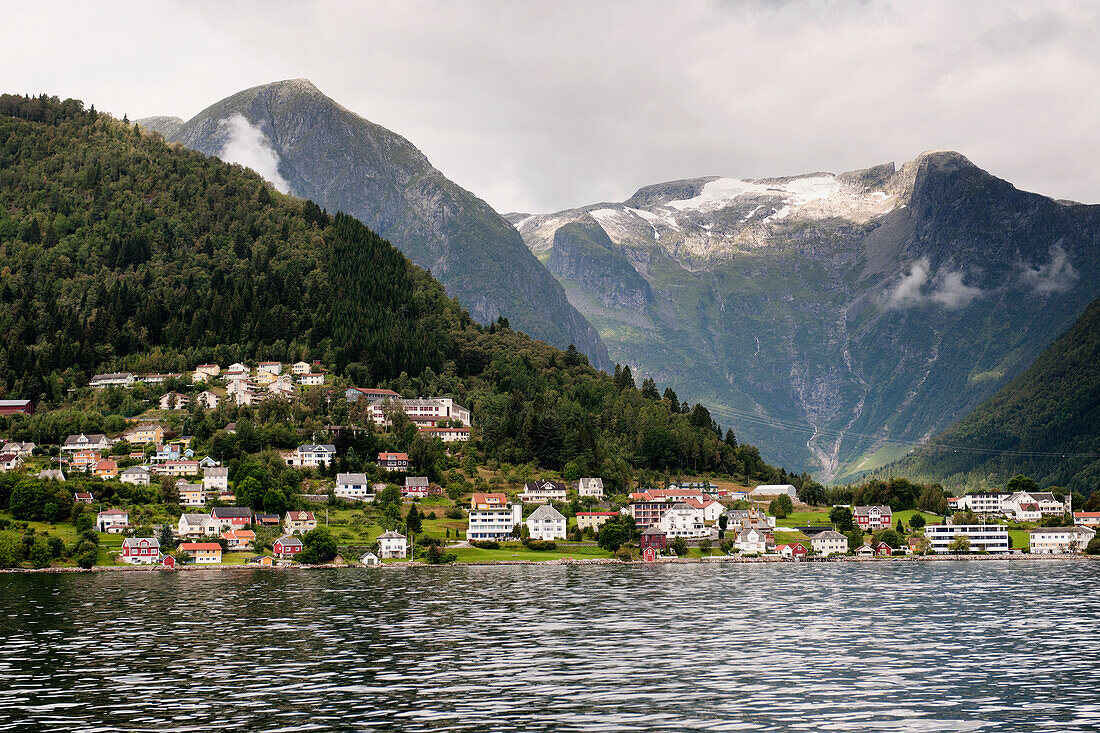 Häuser entlang des Sognefjords mit Bergen im Hintergrund; Balestrand Sogn Norwegen