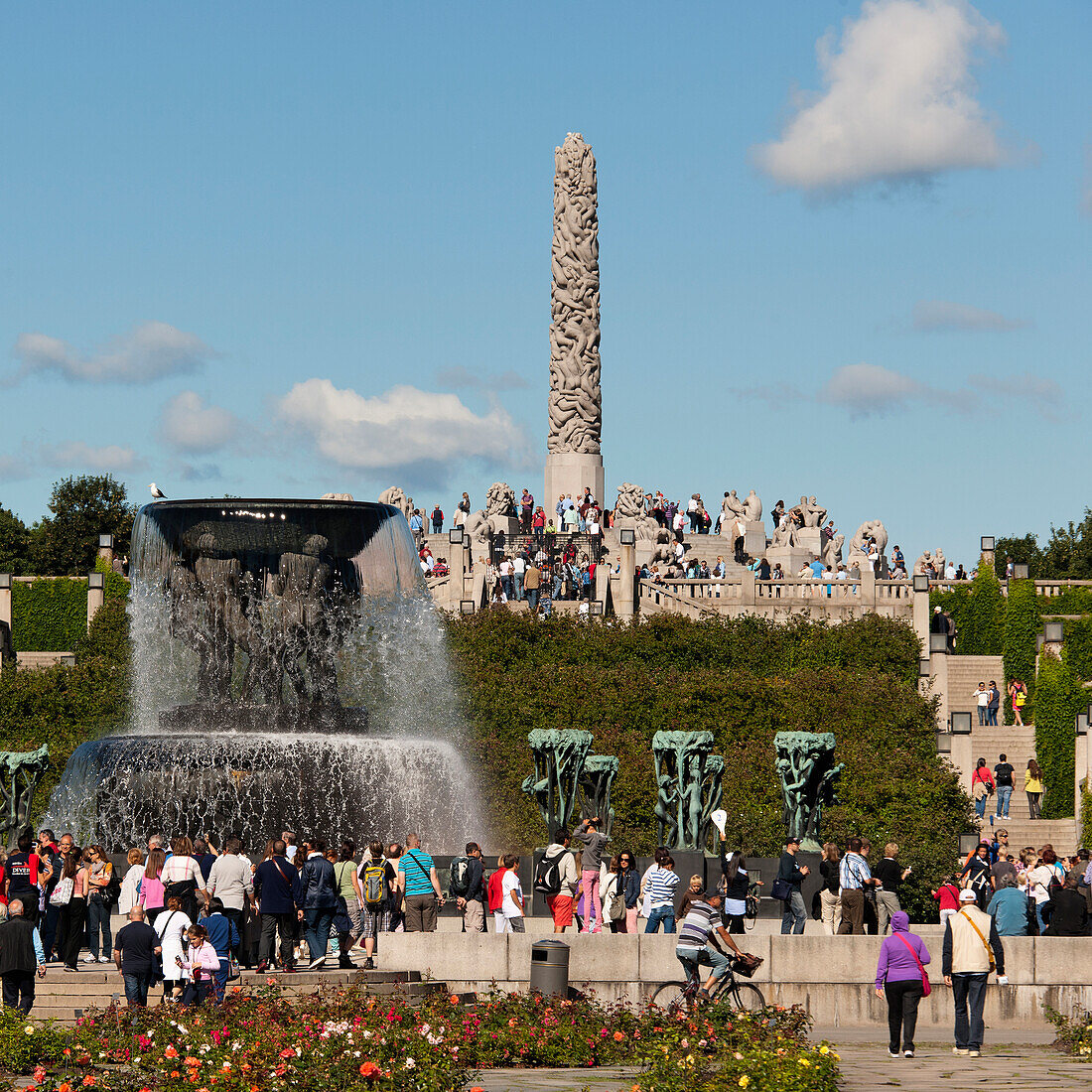 Eine Menschenmenge versammelt sich im Frogner Park im Vigeland-Skulpturenpark; Oslo Norwegen