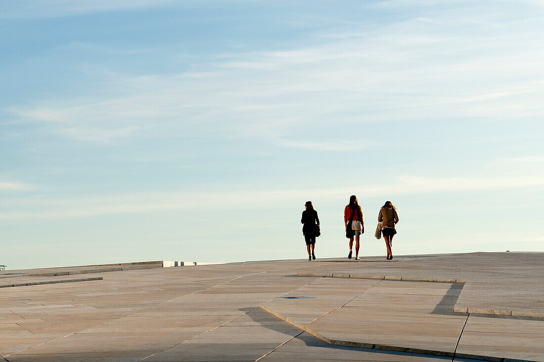Drei Frauen gehen gemeinsam am Osloer Opernhaus vorbei; Oslo, Norwegen