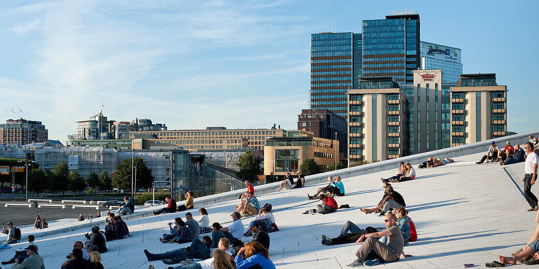 Menschen sitzen am Hang des Osloer Opernhauses; Oslo Norwegen