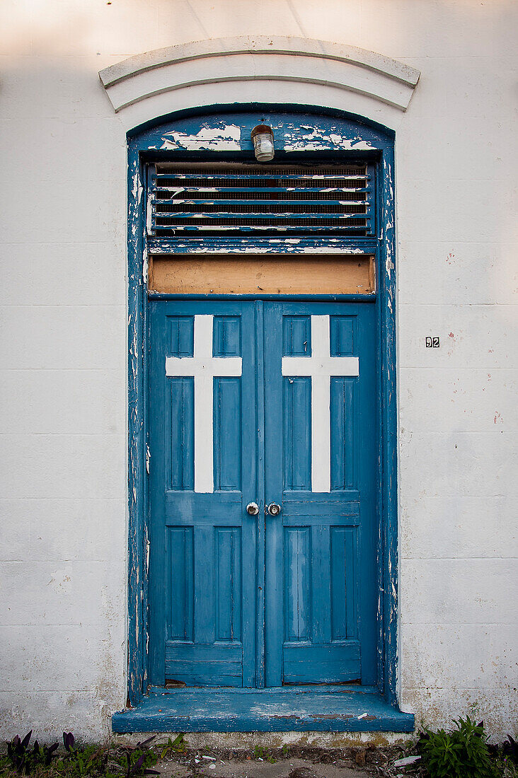 Blaue Türen mit Kreuz