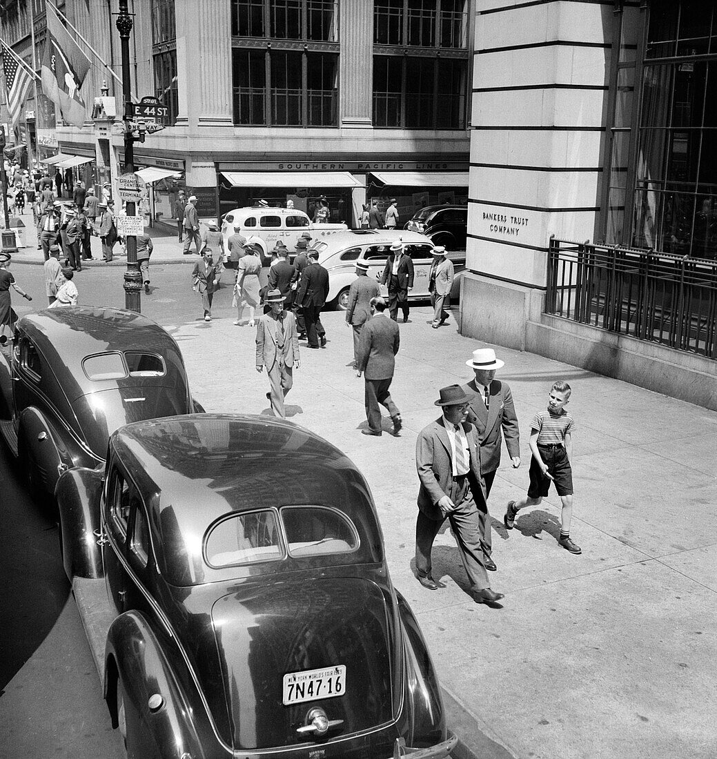 Straßenszene, Fifth Avenue und East 44th Street, New York City, New York, USA, Dorothea Lange, U.S. Office of War Information/U.S. Farm Security Administration, Juli 1939