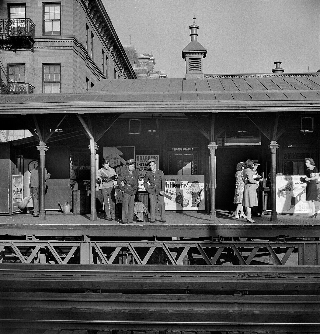 Menschengruppe auf dem Bahnsteig der Hochbahnstation Third Avenue, East 89th Street, New York City, New York, USA, Marjory Collins, U.S. Office of War Information/U.S. Farm Security Administration, August 1942