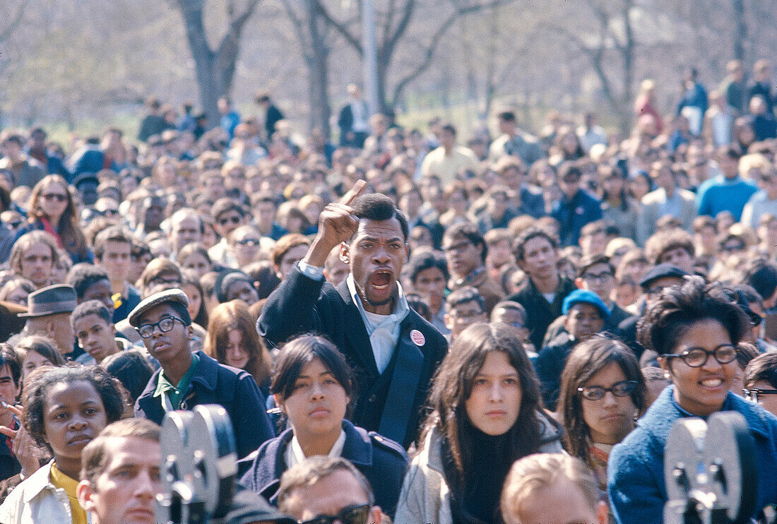 Menschenmenge während des Protests gegen die Ermordung von Dr. Martin Luther King, Jr., Central Park, New York City, New York, USA, Bernard Gotfryd, 5. April 1968