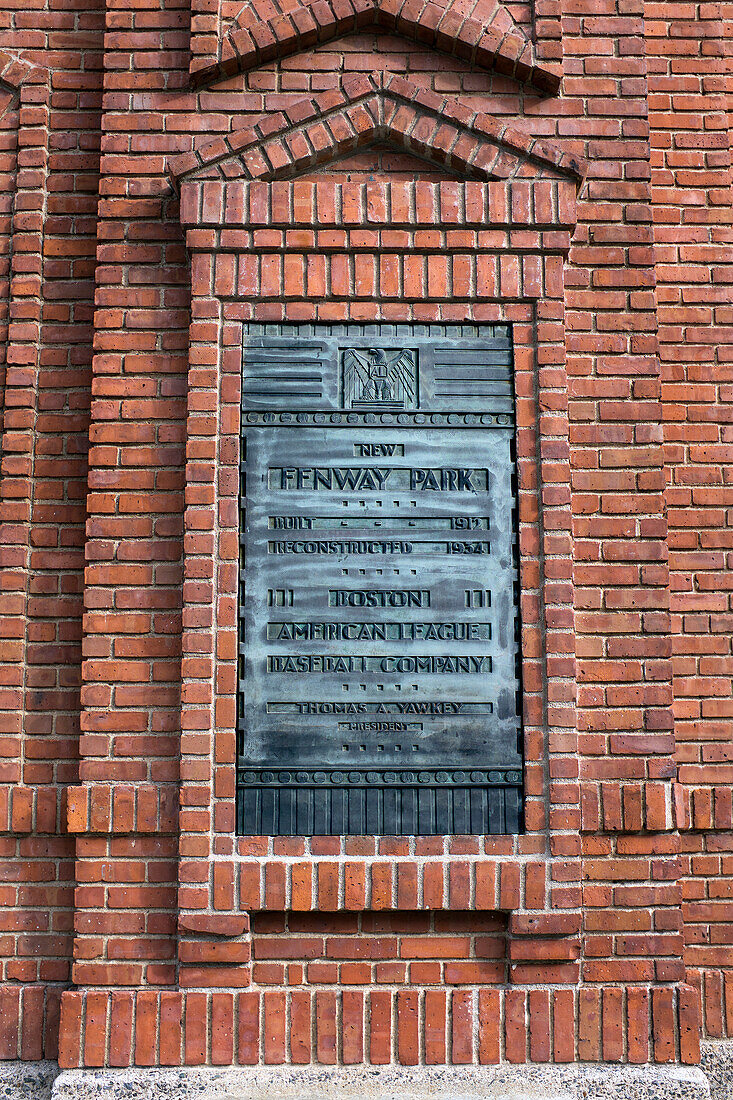 Plakette zur Erinnerung an die Eröffnung des Ballparks, Fenway Park, Boston, Massachusetts, USA