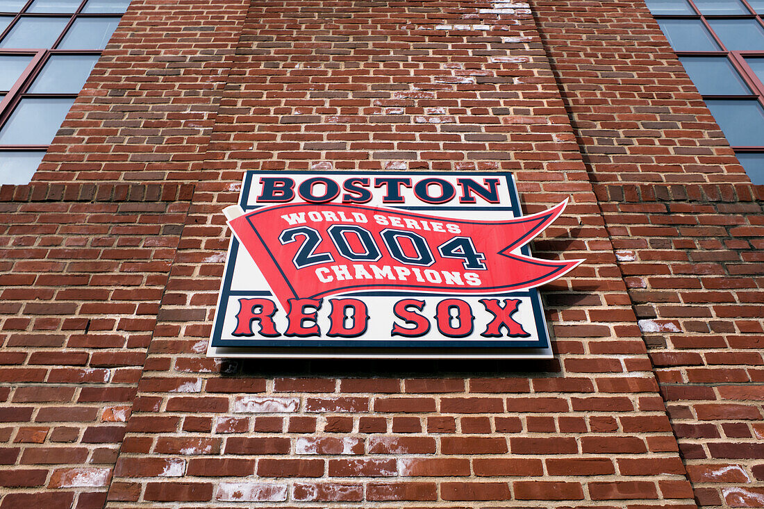 Gedenktafel zur Erinnerung an die Weltmeisterschaft der Boston Red Sox 2004, Fenway Park, Boston, Massachusetts, USA