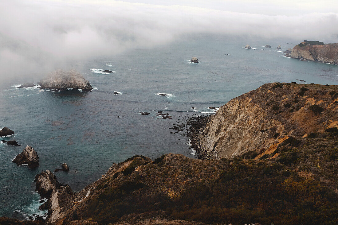 Nebel über dem Pazifischen Ozean, Big Sur, Kalifornien, USA