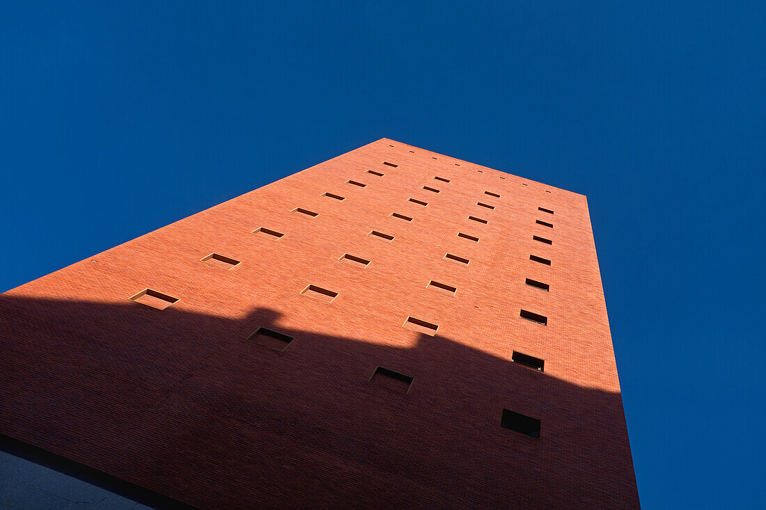 Niedriger Winkel des Schattens auf einem roten Backsteingebäude vor blauem Himmel, Madrid, Spanien