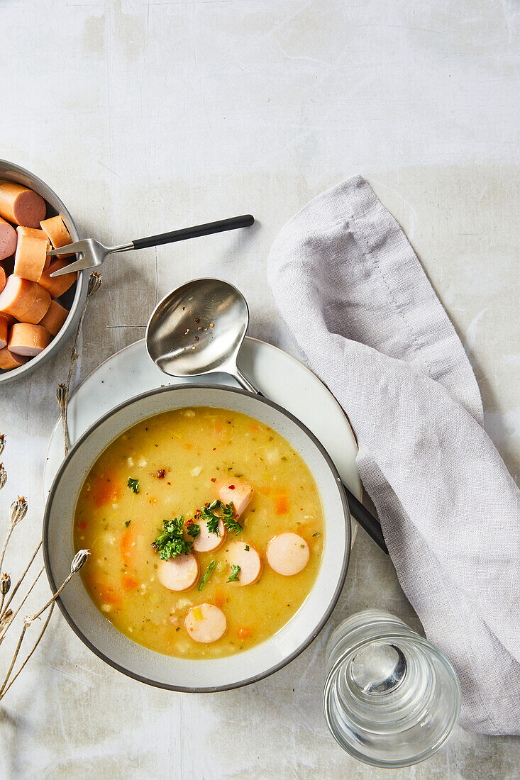 Erbsensuppe mit Würstchen