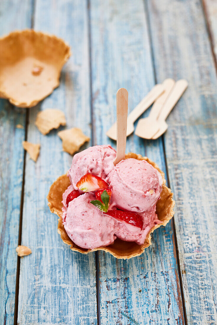 Strawberry yogurt ice cream; frozen yogurt