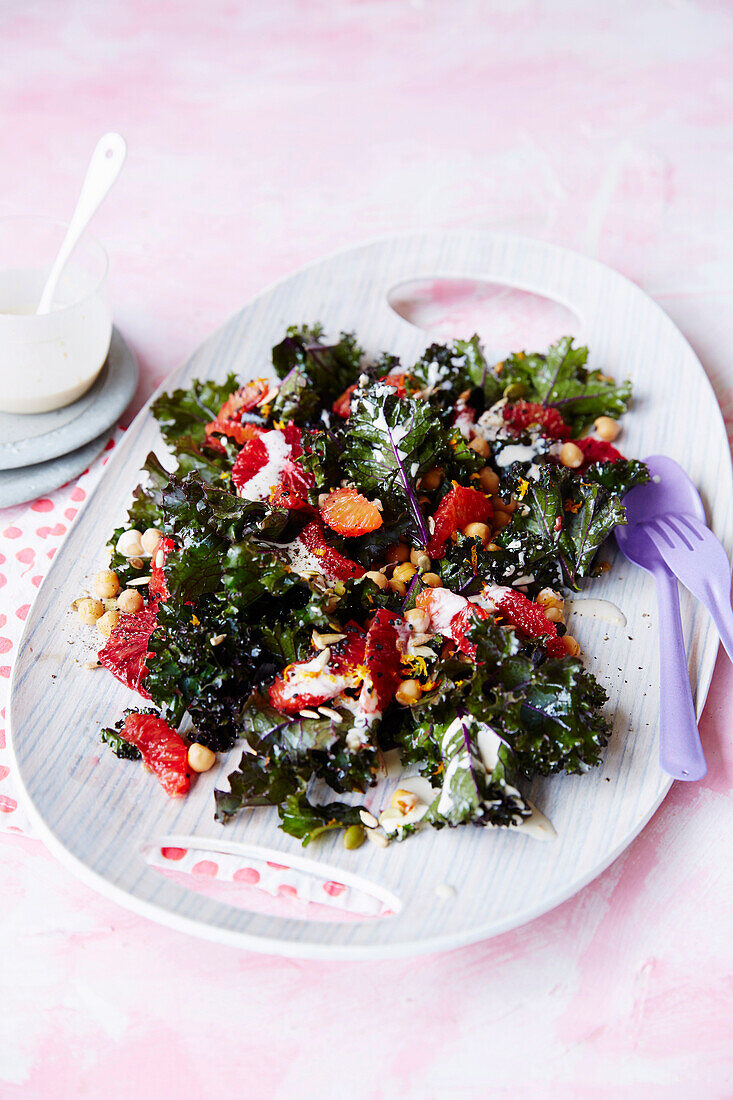 Veganer Grünkohl-Orangen-Blutorangensalat mit gerösteten Samen