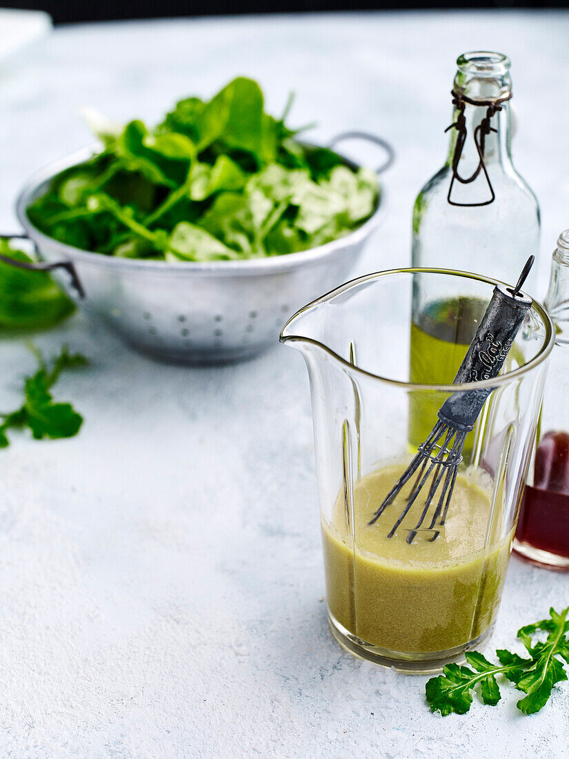 Grüner Salat und Vinaigrette