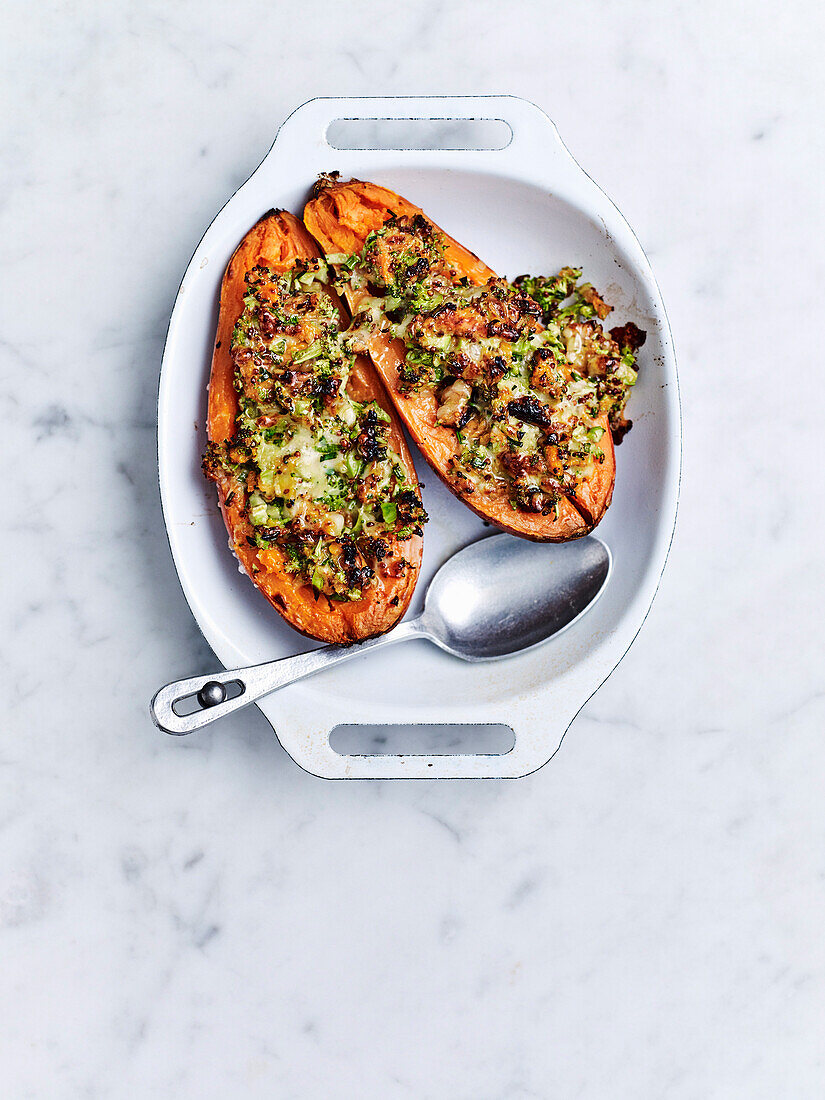 Jacket potatoes with broccoli and walnuts