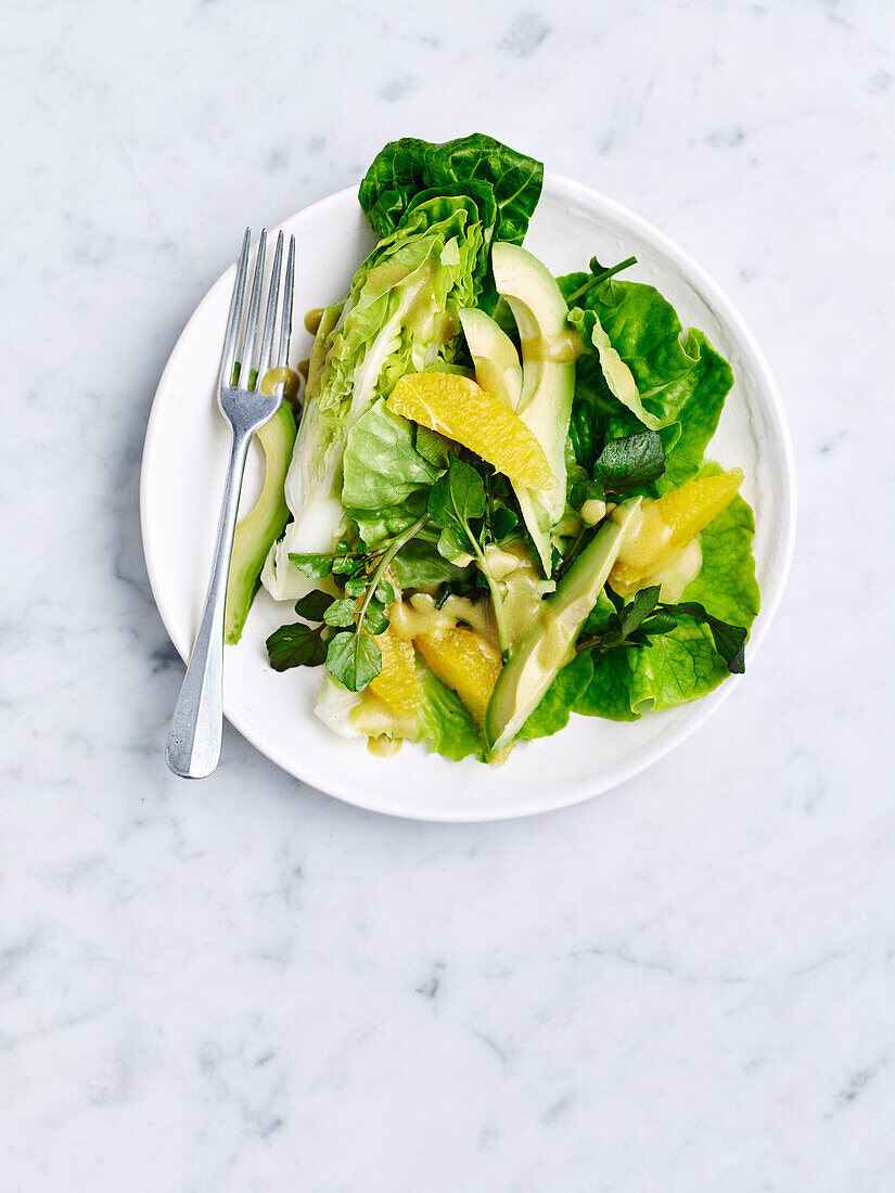 Grüner Salat mit Brunnenkresse, Avocado und Orange