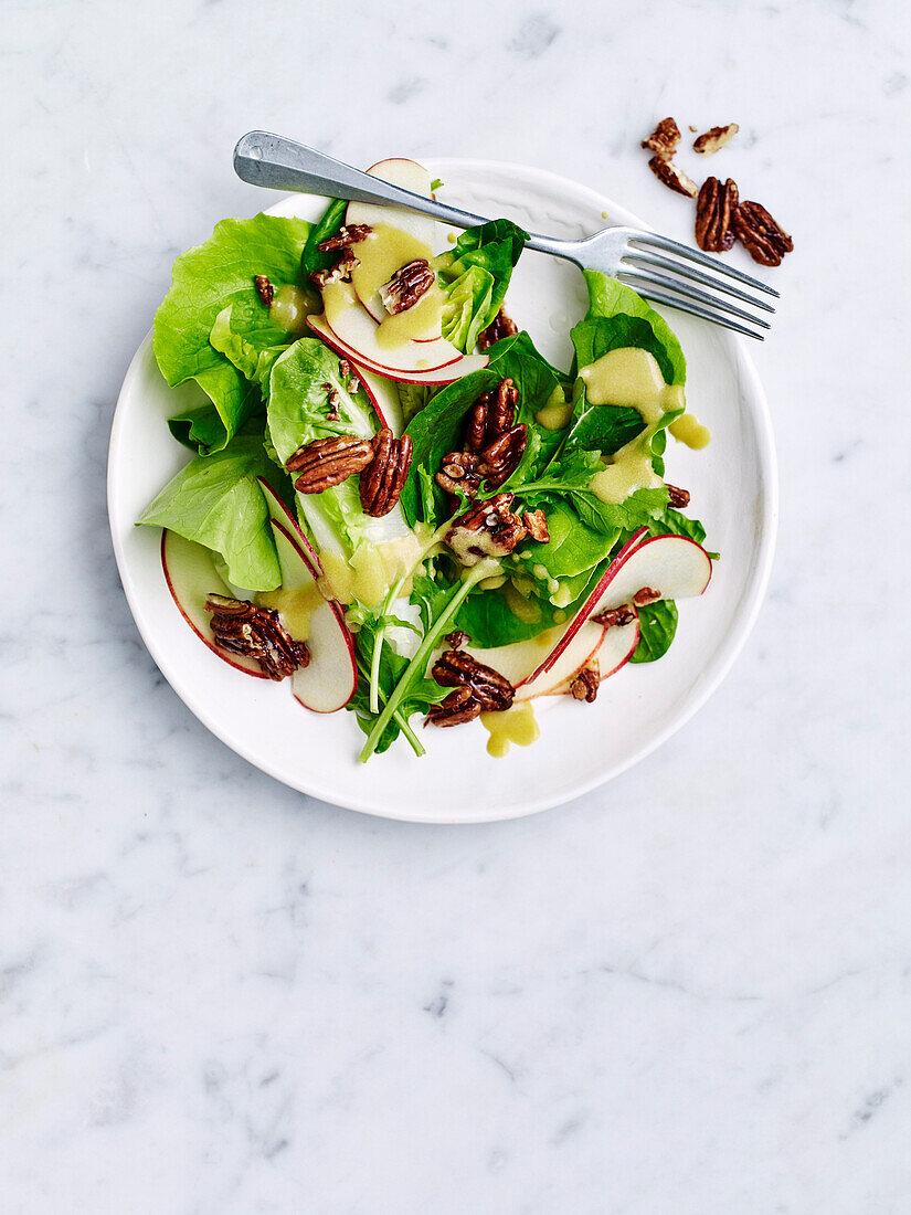 Green salad with maple, pecan and apple