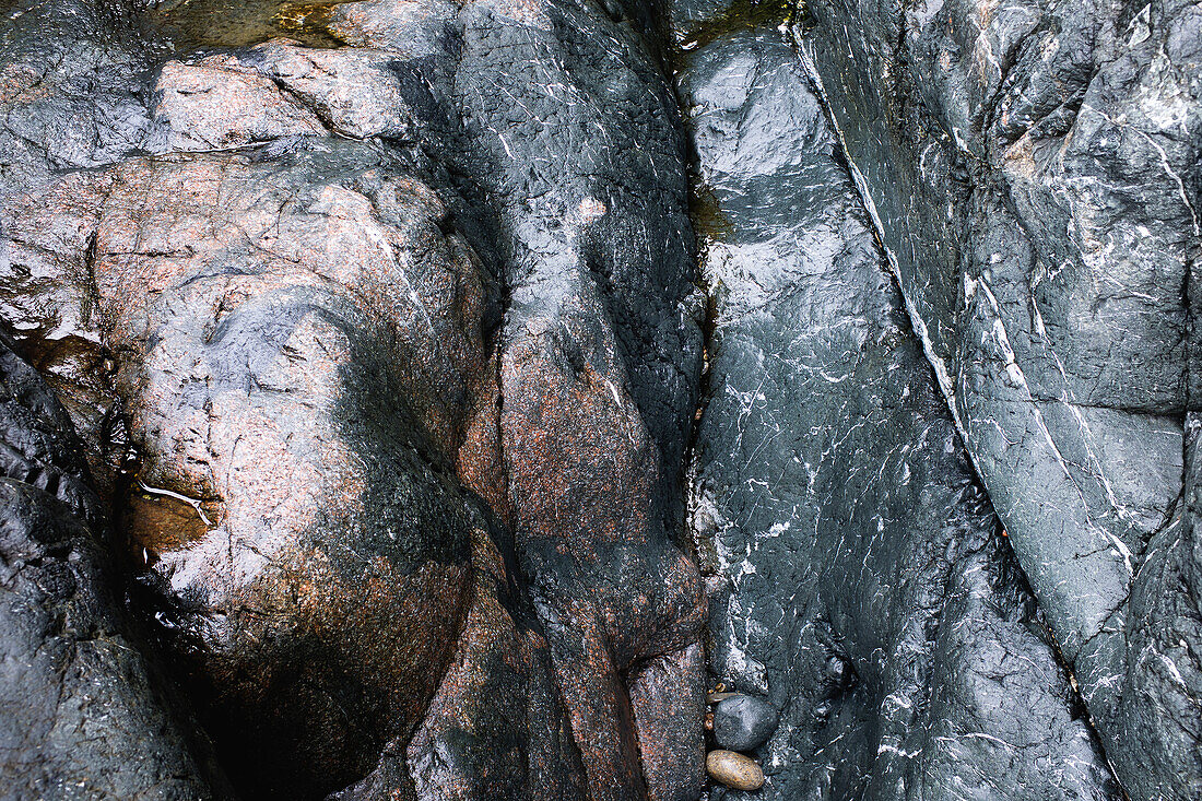 Nasse Felsen am Strand, Blick aus hohem Winkel