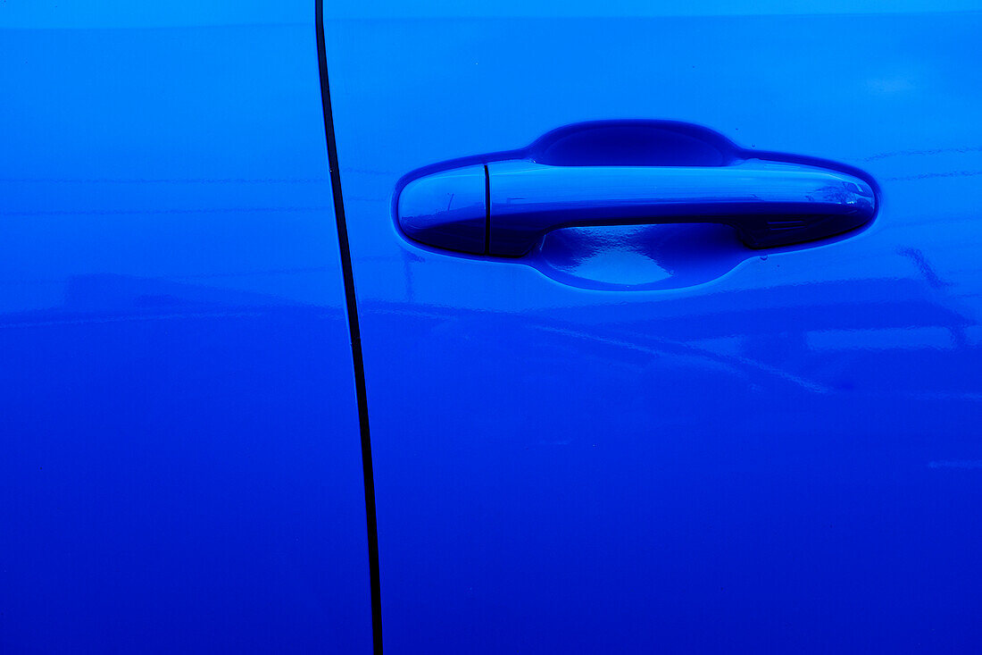 Blauer Autotürgriff, Detail
