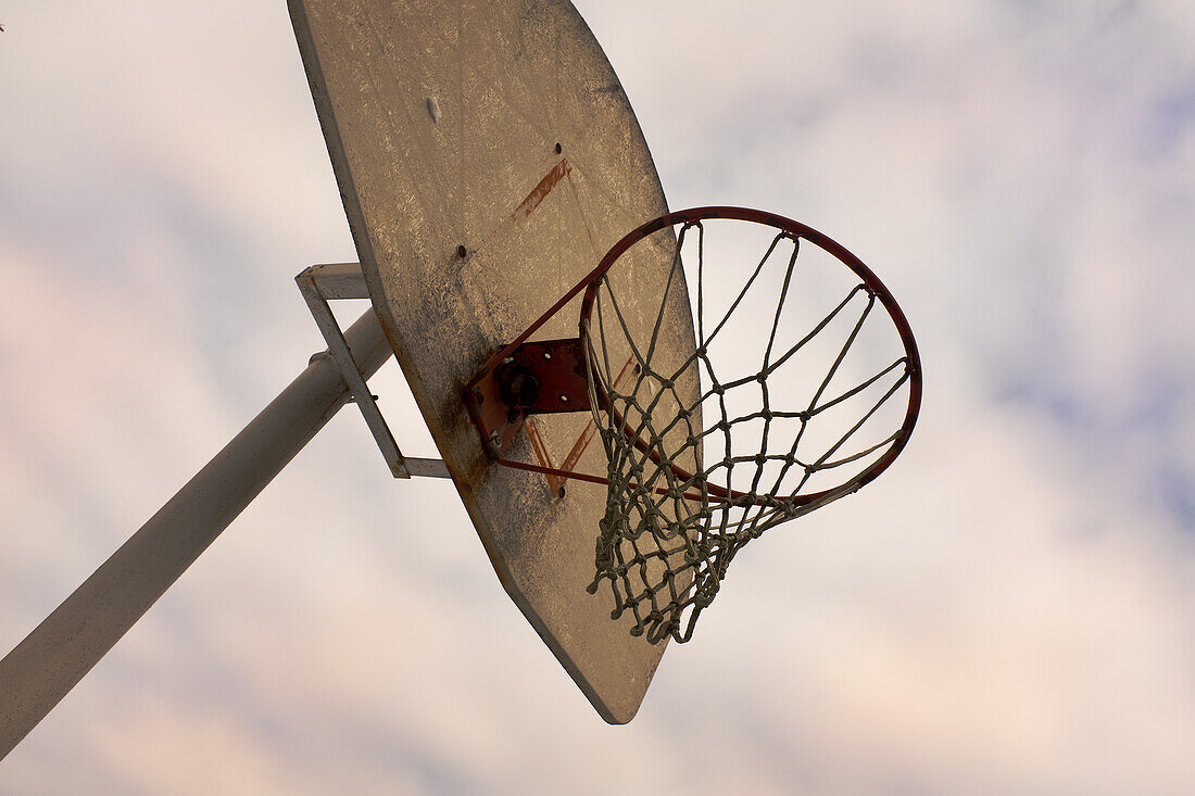 Niedriger Blickwinkel auf Basketballkorb und Rückwand