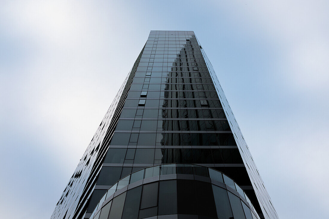 Niedriger Blickwinkel auf die Außenfassade eines modernen Glasgebäudes, Back Bay, Boston, Massachusetts, USA