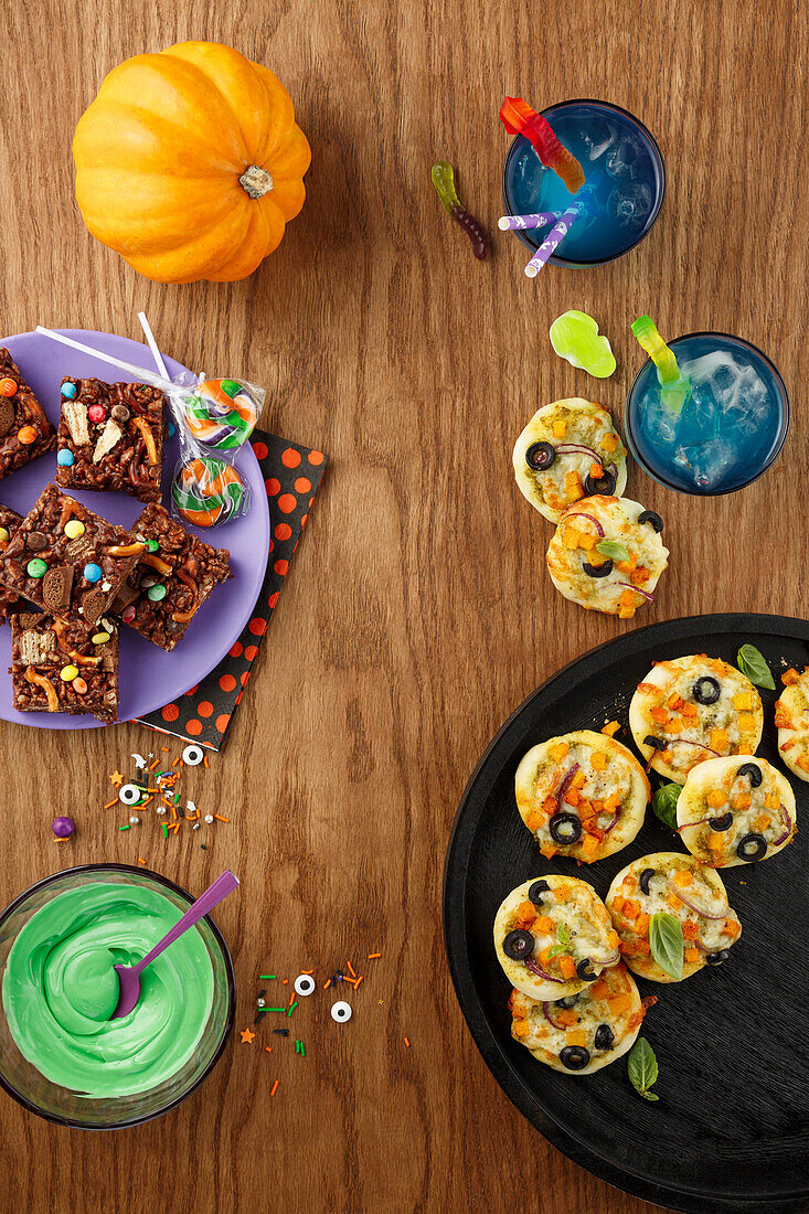 Halloween-Pizza, Brownies und blaue Drinks