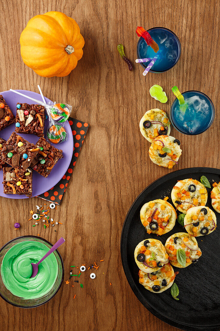 Halloween mini pizzas, brownies and blue drinks