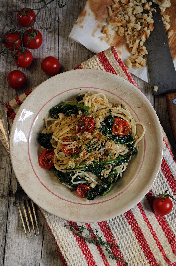 Spaghetti mit Wildgemüse, Tomaten und Semmelbröseln
