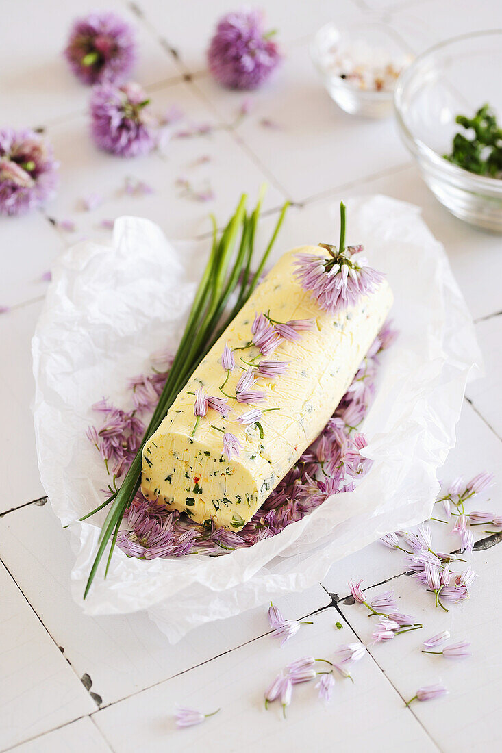 Kräuterbutter mit Schnittlauchblüten und Knoblauch