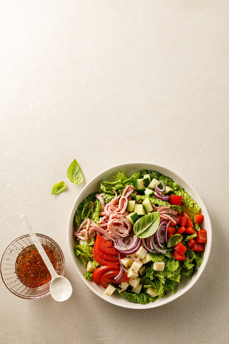 Blattsalat mit Schinken, Paprika und roten Zwiebeln