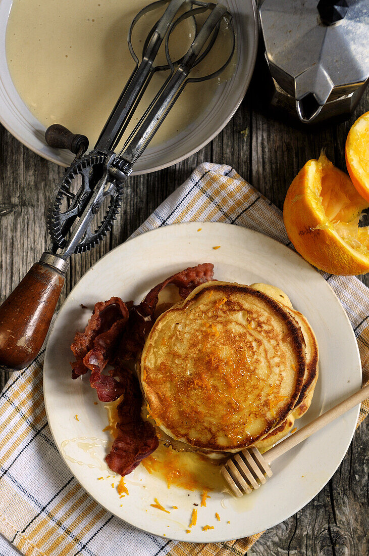 Amerikanische Pancakes mit Speck und Orangensirup