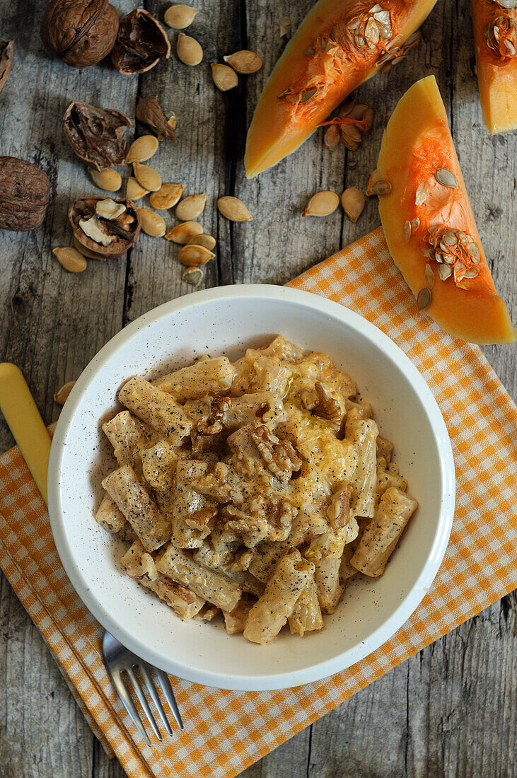 Pasta with creamy pumpkin-walnut sauce