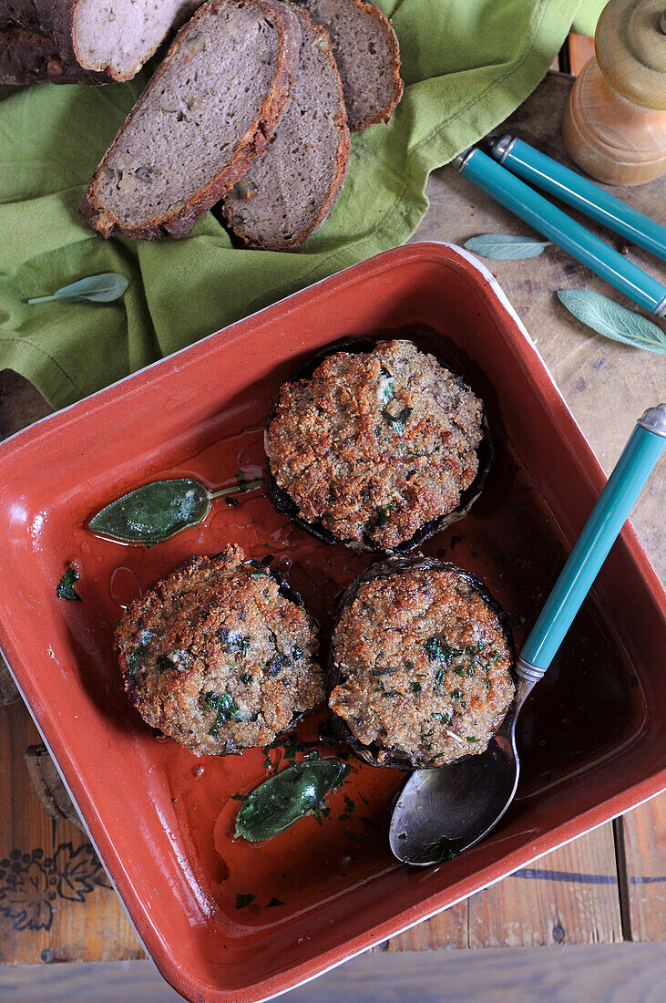 Meatballs with sage and rye bread