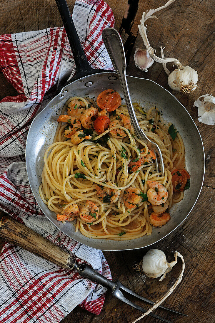 Spaghetti mit Knoblauchgarnelen und Tomaten