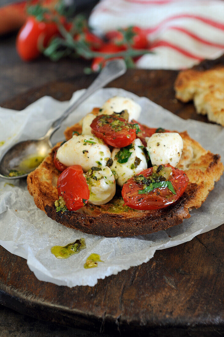 Bruschetta mit kleinen gerösteten Tomaten und Mozzarella