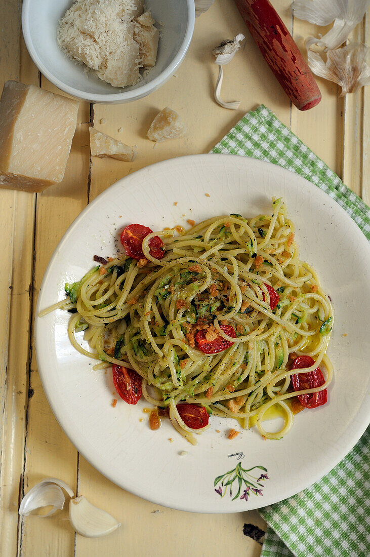 Spaghetti mit gerösteten Tomaten, Parmesan und Knoblauch