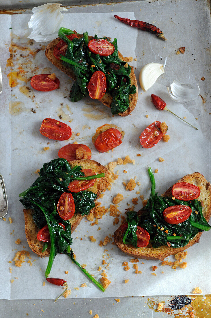 Bruschetta with spinach, tomatoes and garlic