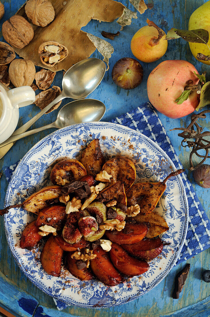 Obst der Saison mit Feigen und Walnüssen