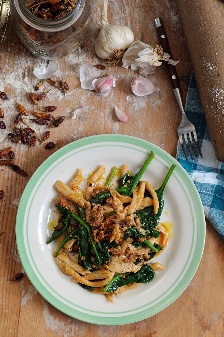 Hausgemachte Casarecce-Nudeln mit Gemüse und Wurst