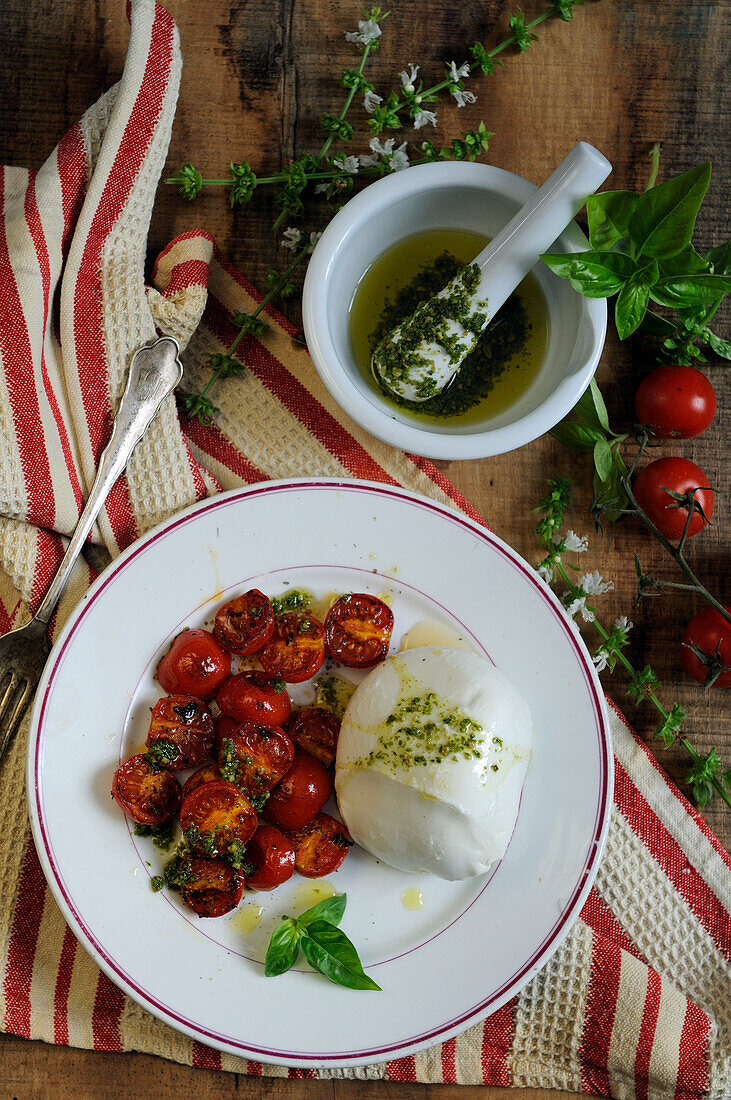 Geröstete Tomaten mit Mozzarella und Basilikumöl