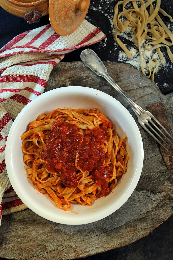 Hausgemachte Tagliatelle mit Tomatensauce