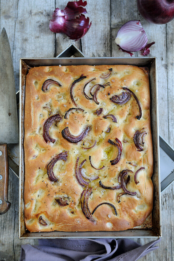 Focaccia mit roten Zwiebeln