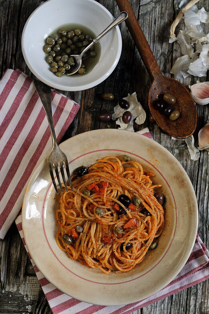 Spaghetti mit Tomaten, Kapern und Oliven