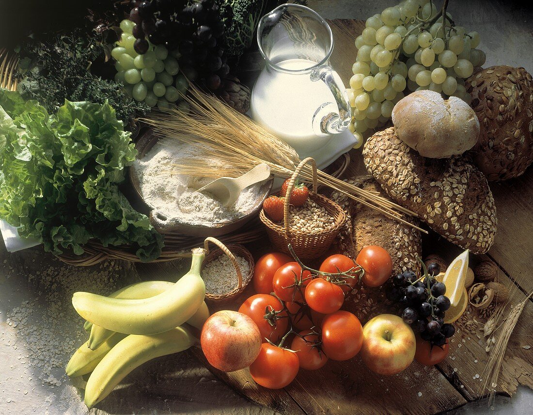 Vollwertstilleben mit Gemüse,Obst,Nüssen,Getreide,Brot