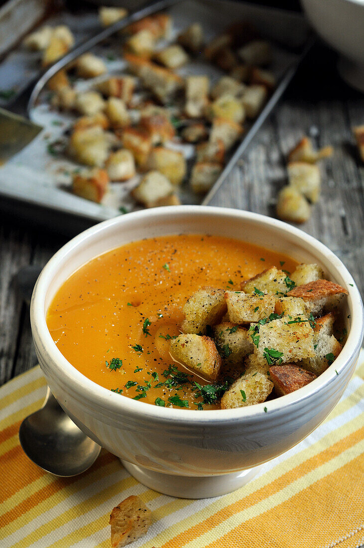 Hausgemachte Kürbissuppe mit Kräutercroutons