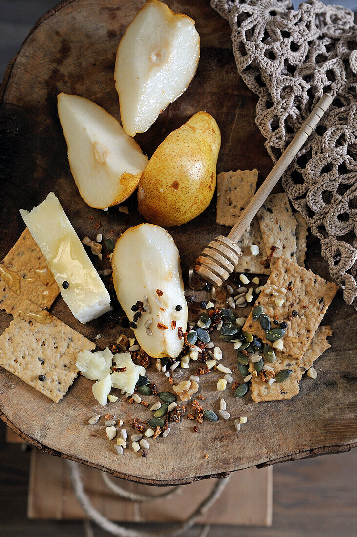 Birnen und Käse mit Honig und Roggencrackern