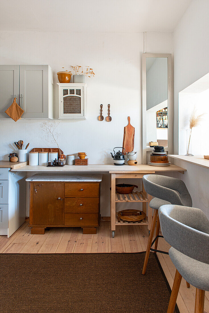 Küche in Naturfarben und Holz, Retro-Accessoires