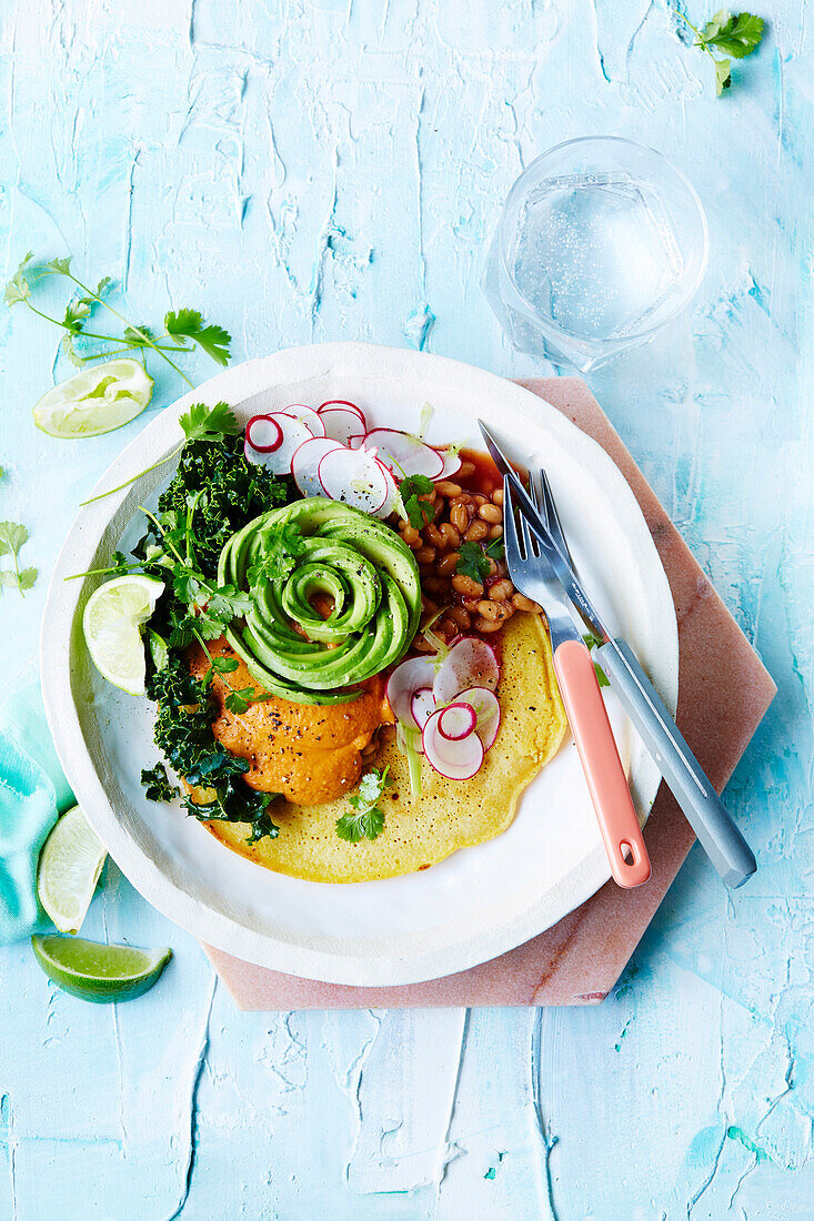 Kichererbsenpfannkuchen mit rauchigen Bohnen und Avocado