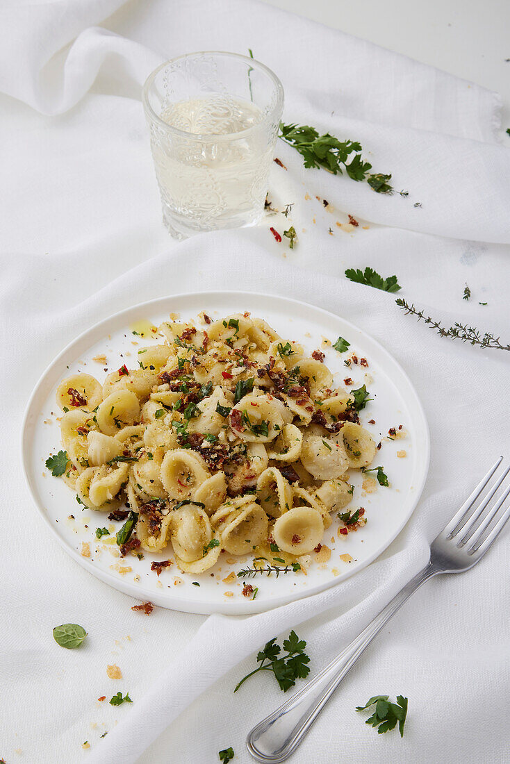 Orecchiette mit getrocknetem Chili und Kräutersemmelbröseln