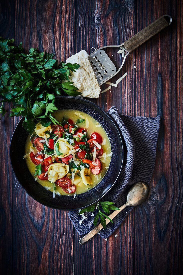 Tortellini stew with tomatoes