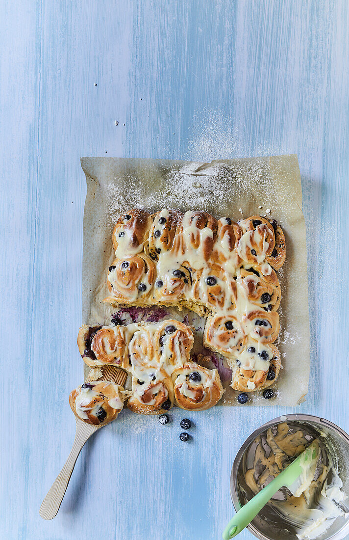 Zimtschnecken mit Blaubeeren